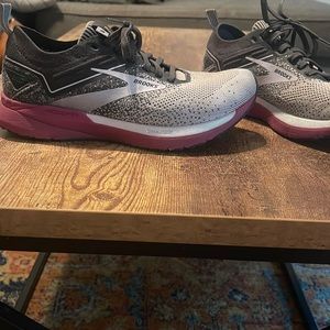 Brooks Ricochet Size 8.5